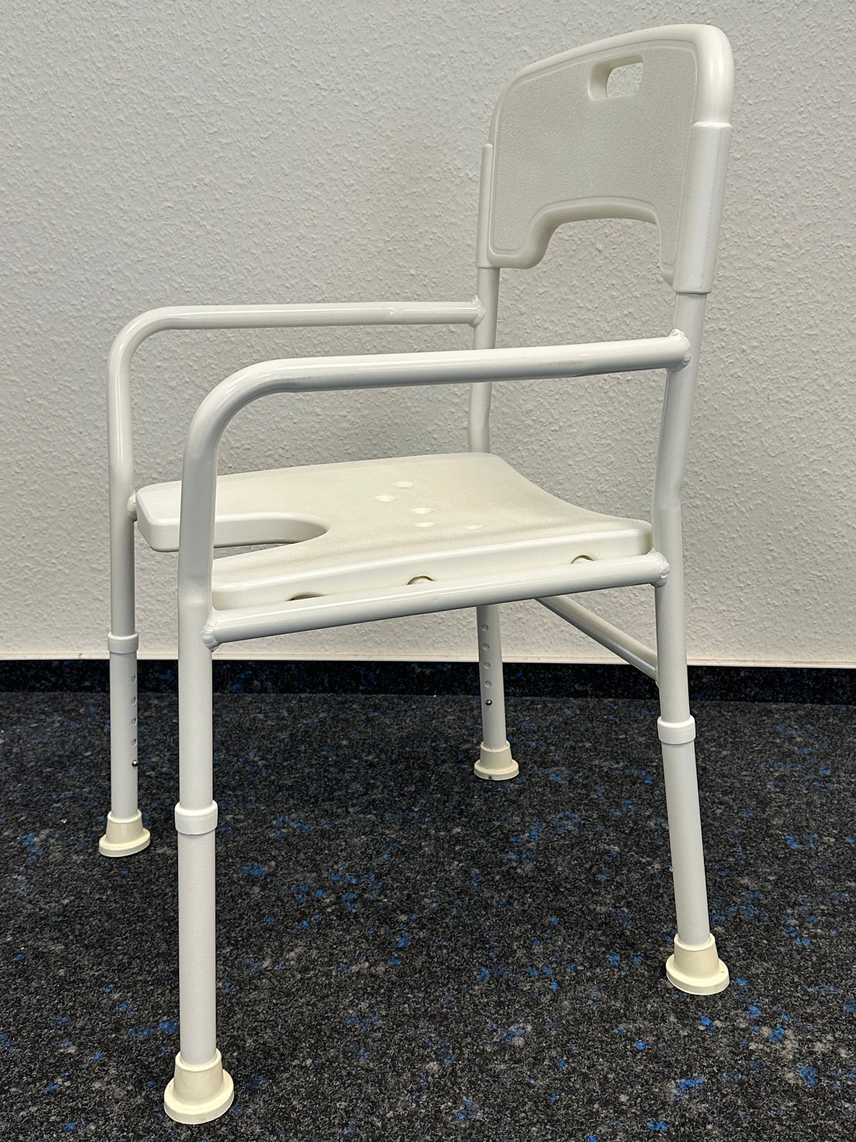 Duschstuhl mit Armlehnen & Rückenlehne – höhenverstellbar mit Hygieneaussparung – gebraucht