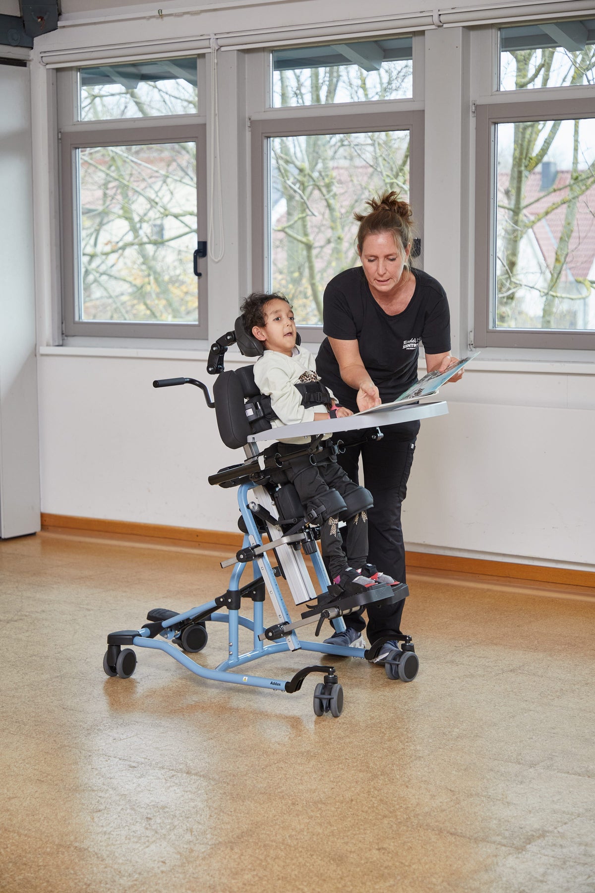 R82 Addax multifunktionaler Stehtrainer für Kinder