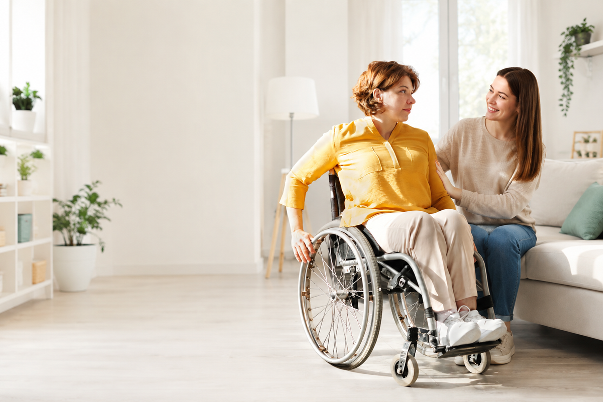 Ältere Frau mit Rollator in einem hellen Wohnraum