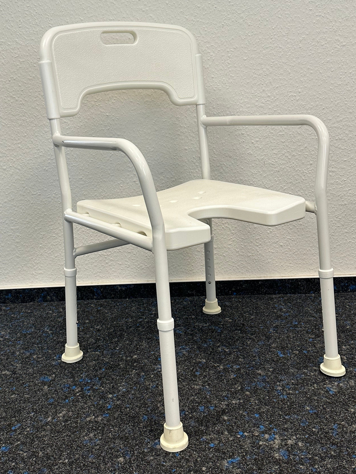Adam Medical Duschstuhl mit Armlehnen & Rückenlehne – höhenverstellbar mit Hygieneaussparung – gebraucht