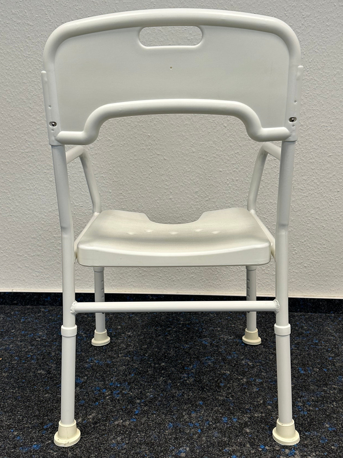 Duschstuhl mit Armlehnen & Rückenlehne – höhenverstellbar mit Hygieneaussparung – gebraucht