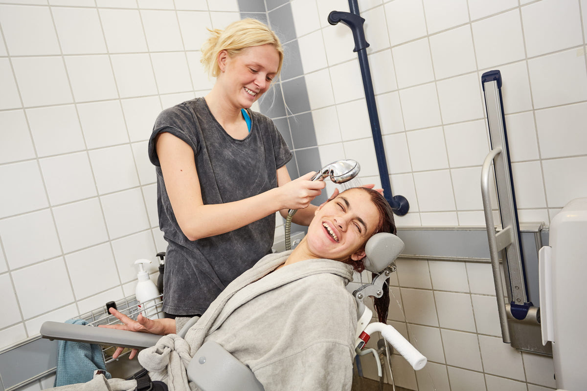 R82 Heron Dusch- und Toilettenrollstuhl