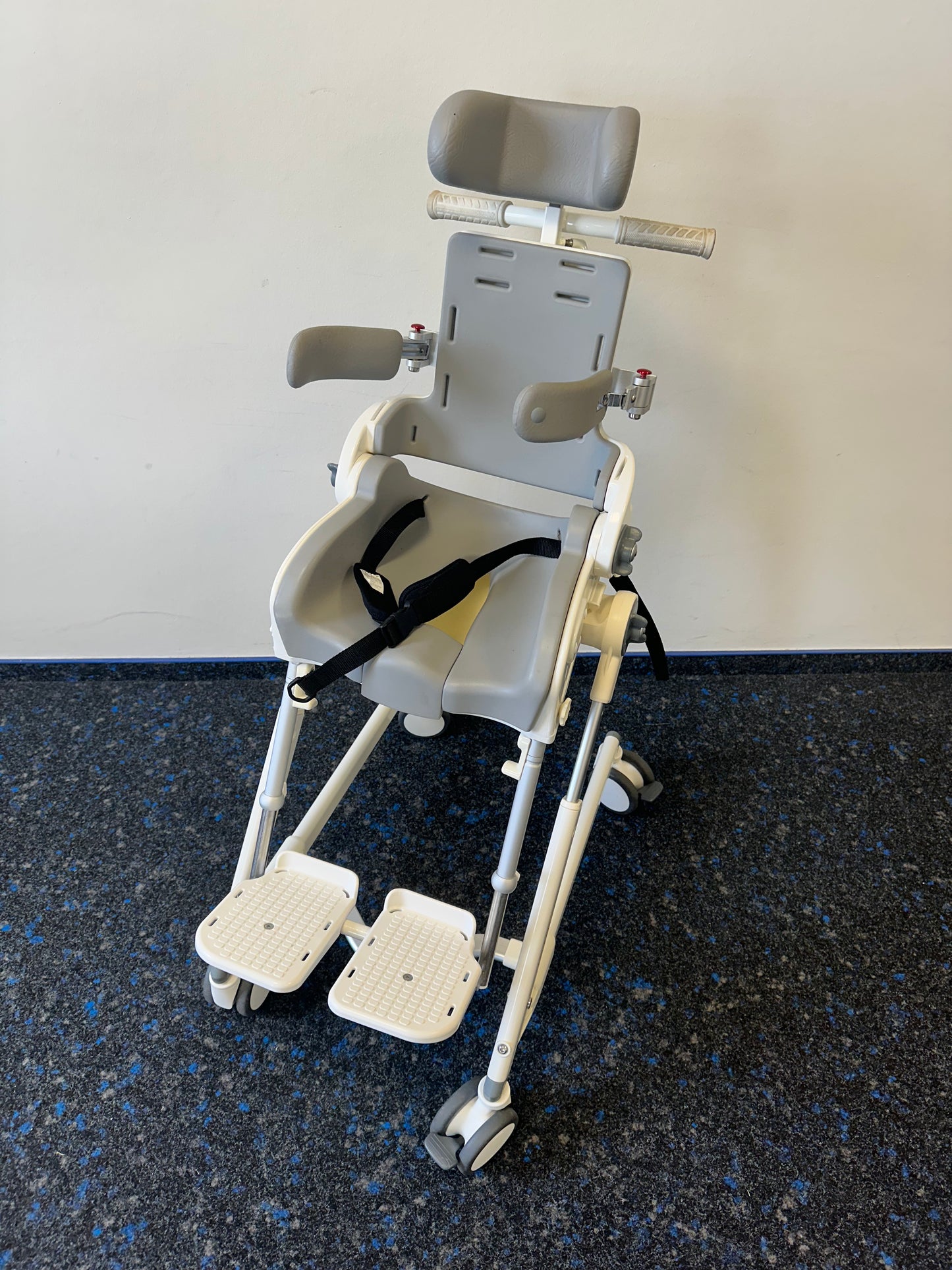 Adam Medical R82 Flamingo Size 2 – Reha-Hygiene- und Toilettenstuhl
