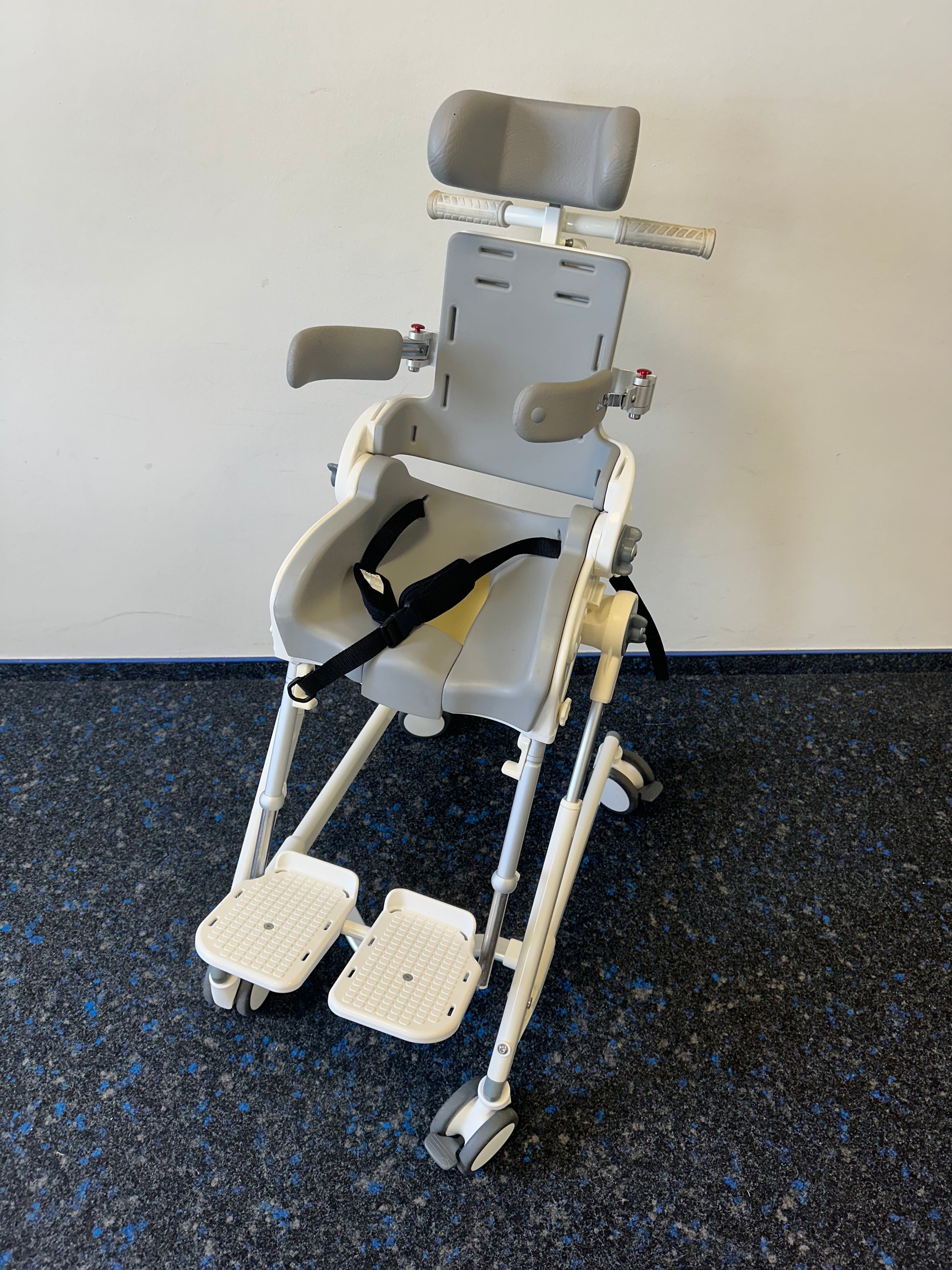 Adam Medical R82 Flamingo Size 2 – Reha-Hygiene- und Toilettenstuhl